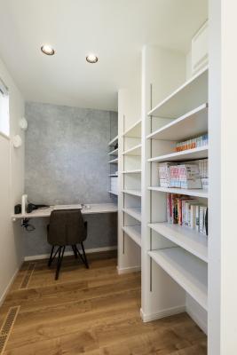 書斎：可動棚をたっぷり設えた書斎スペース