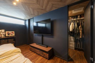 寝室：ネイビーブルーのクロスと床と天井の木目がかっこよさを演出