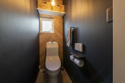 トイレ：2階トイレはインダストリアルな雰囲気でコーディネート
