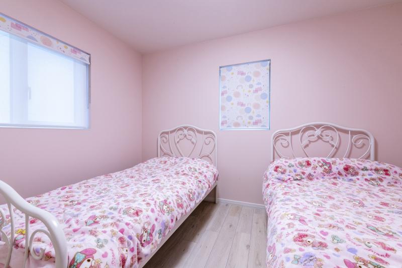 お子様の寝室はピンクで可愛らしくコーディネート
