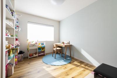 子供部屋：明るいウッドタイルを採用した子ども室