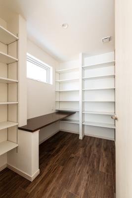 書斎：2階書斎はたっぷりと本を置ける棚を造作