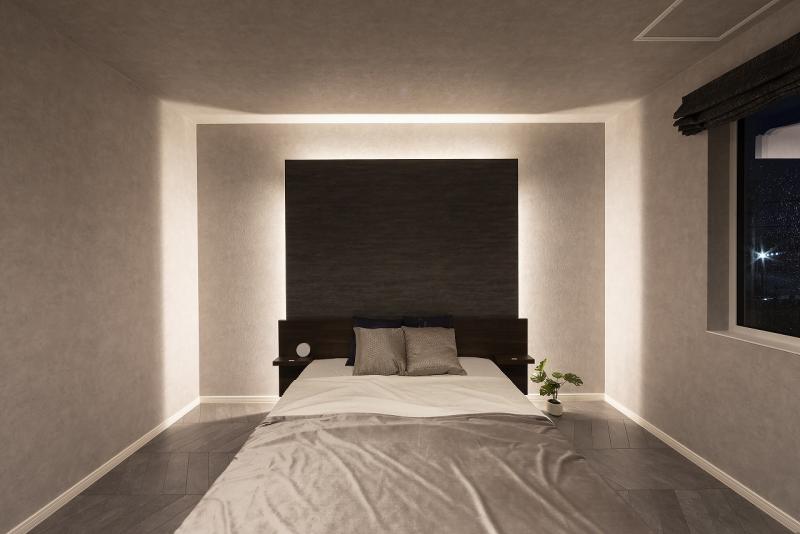 ふかし壁からの照明が幻想的な主寝室