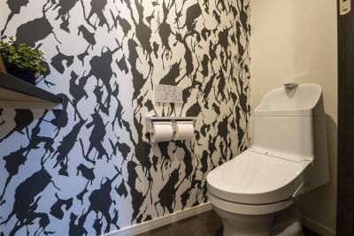 トイレ、壁紙：遊び心あふれるアクセントクロスを採用した2階トイレ