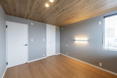 寝室：天井には木目のクロスを採用し、リゾート感を演出した主寝室