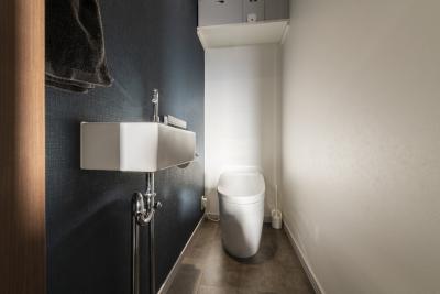 トイレ：配管がデザインになる手洗い付きのトイレ