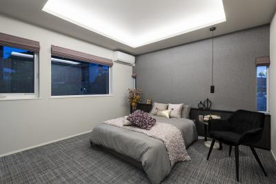 寝室：折り上げ天井の間接照明でホテルライクな雰囲気を演出