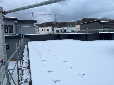 屋根です。少し見える銀色のは「雪止め金物」です。