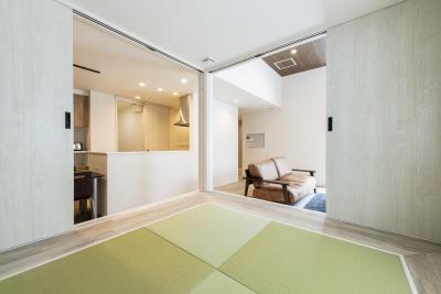 和室：畳の周りはフロアタイルを貼ったモダンな和室
