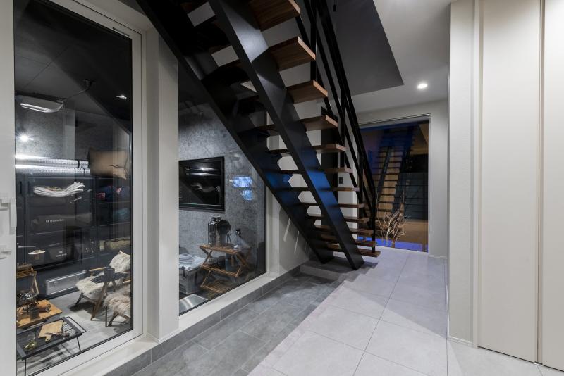 玄関からガレージに出入り可能、スケルトン階段も空間をデザイン