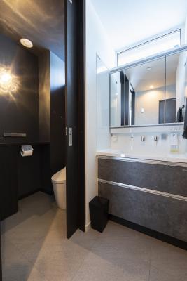 トイレ、ラバトリー・洗面所：ブラックのクロス採用のおしゃれなトイレは化粧台の隣にプラン