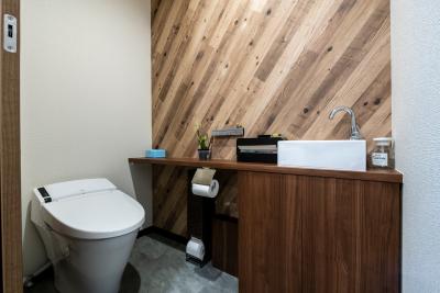 トイレ、壁紙：斜めの木目あおしゃれなトイレ