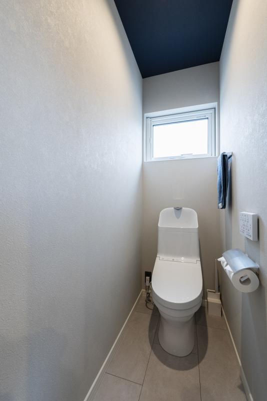 2階のトイレは窓有りのシンプルデザイン
