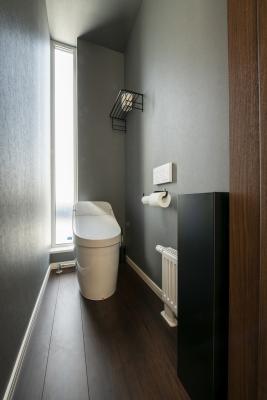 トイレ、収納：後ろの壁の奥は収納。見えにくく使いやすい収納を実現