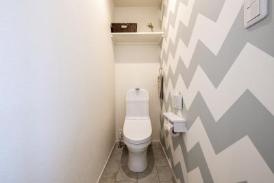 トイレ：２階トイレはアクセントクロスで可愛さをプラス
