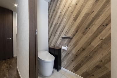 トイレ、壁紙：1階トイレは木目を斜めにしたおしゃれなデザイン