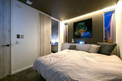 寝室、照明：間接照明で映えるお気に入りのアートが印象的