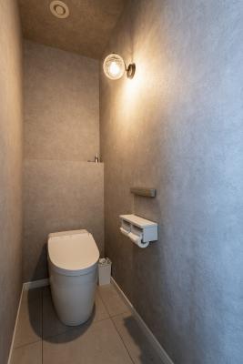 トイレ、照明：可愛い照明がクロスに映えるレストルーム