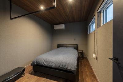 寝室：主寝室は木目を活かした落ち着いた空間