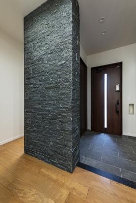 玄関：石材が存在感と高級感を演出