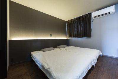 寝室、照明：ラインの照明が美しいホテルライクな主寝室