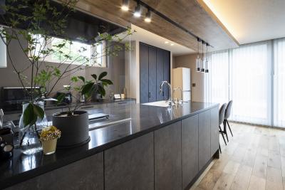 キッチン、照明：ブラックの天板が高級感を演出するスタイリッシュなオープンキッチン