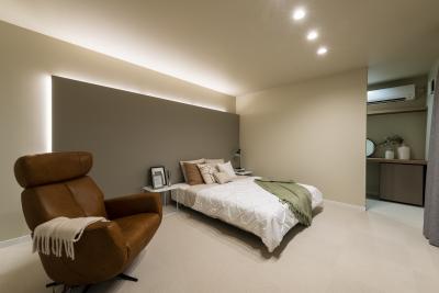 寝室、照明：ふかし壁と間接照明で幻想的な空間とした主寝室