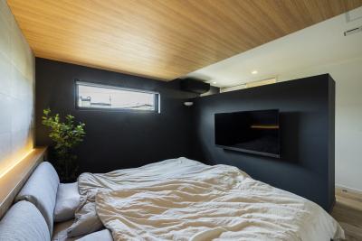 寝室：木目の天井やエコカラットプラス、間接照明で癒される主寝室