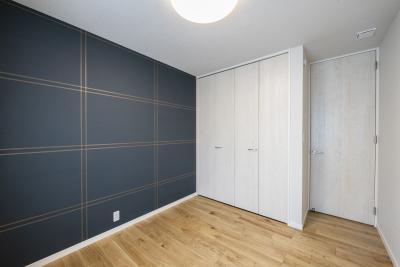 子供部屋、洋室：カッパーのラインがモダンな印象のポイントクロスを採用