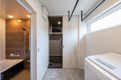 バスルーム：木目のパネルで癒しのあるバスルーム。室内物干しは森田アルミ工業のkacuを採用