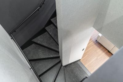 階段：ライムストーンブラック柄の化粧シート階段