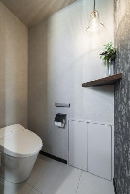 トイレ：1階トイレは標準仕様のLIXIL「ベーシアハーモJ」クロスとライトでおしゃれな空間に